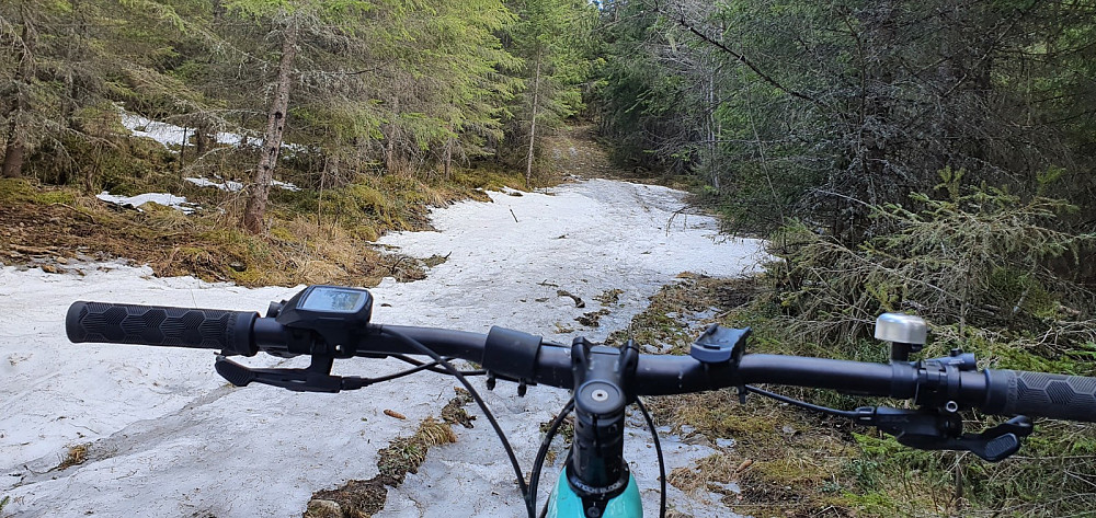Noen steder lå det litt is og hard snø igjen, men det var stort sett greit å sykle over de partiene
