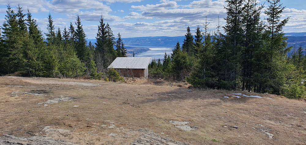 Fra toppen og ned mot Mjøsa, hvor isen er i ferd med forsvinne