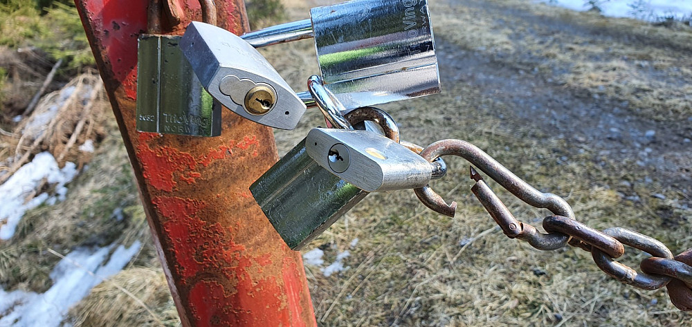 Men hva hjelper det med hengelåser når man bare kan åpne karabinkroken