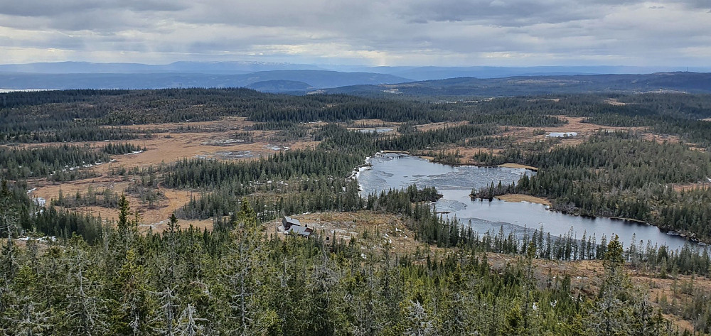 Flott utsikt i alle retninger. Her ned på Lushytta