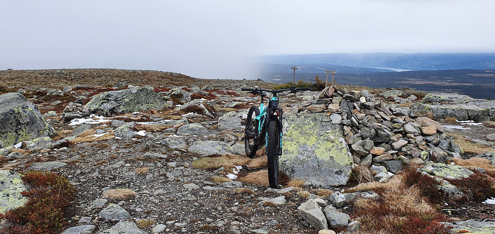 På Slåsæterfjellet hadde snøbygen neste nådd meg igjen