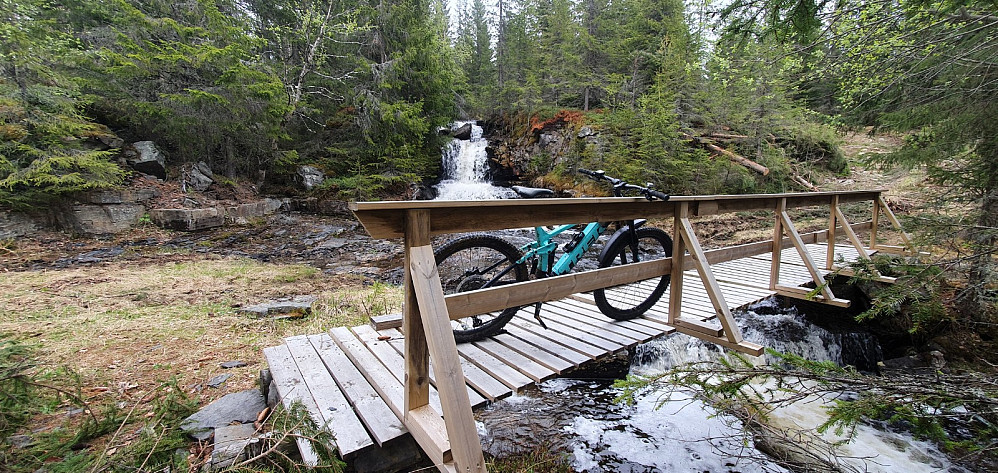 Jeg tok sykkelstien mellom Hafjellvegen og Balbergveien på returen. Her var det heldigvis nettopp ryddet en masse trefall fra stien. Her ved Åbakken