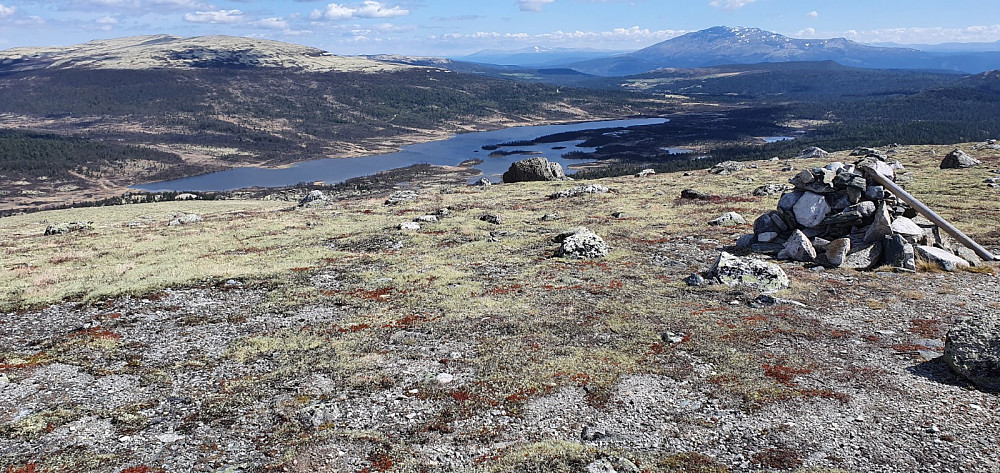 Utsikt fra toppen av Kjemsjøfjellet og ned mot Haustsjøen