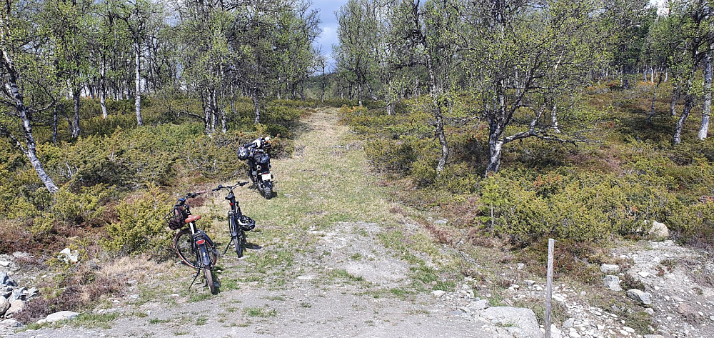 Det stod et par elsykler ved stistart