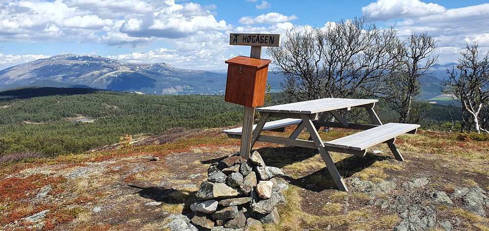 Skilt og turkasse på toppen. Toppen inngikk i 1o på topp i Alvdal, og jeg fikk pratet litt fjelltopper med syklistene, som bodde i Alvdal