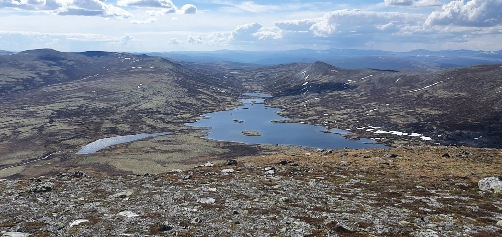 Flott utsikt ned på Veslsølensjøen. Det gikk kjerrevei helt inn dit, og det så ut som en fin sykkeltur inn til sjøen