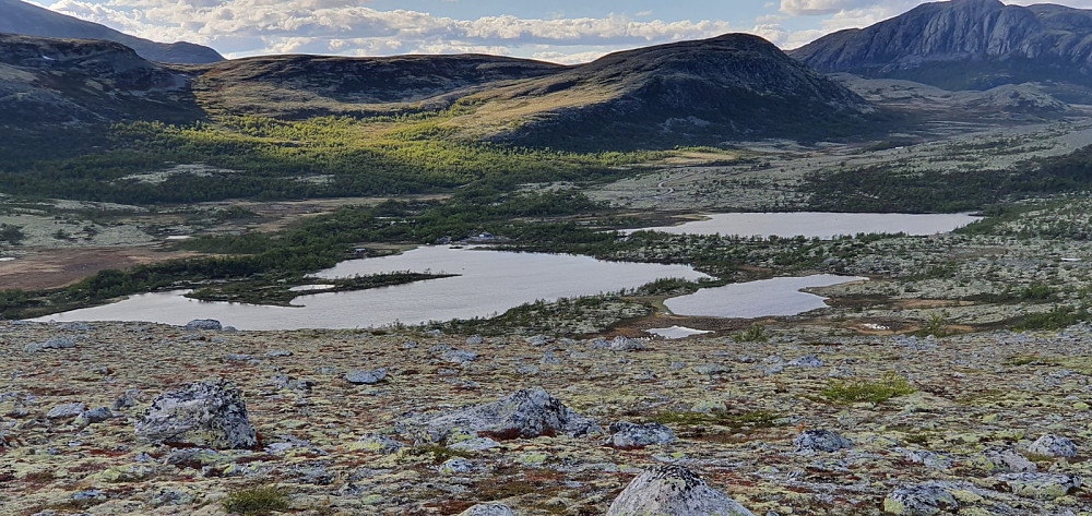 Ned mot basecamp, hvor bilen står parkert ved osen