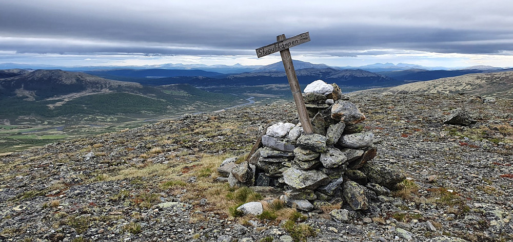 Toppen av Stugulikampen og ned mot Einunndalen. Vinden var så kald og kraftig at det ble ikke flere bilder