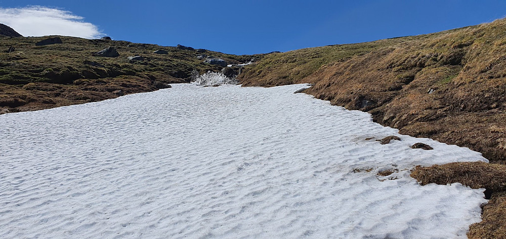 Her fosset bekken ned og ble borte under snøfonna