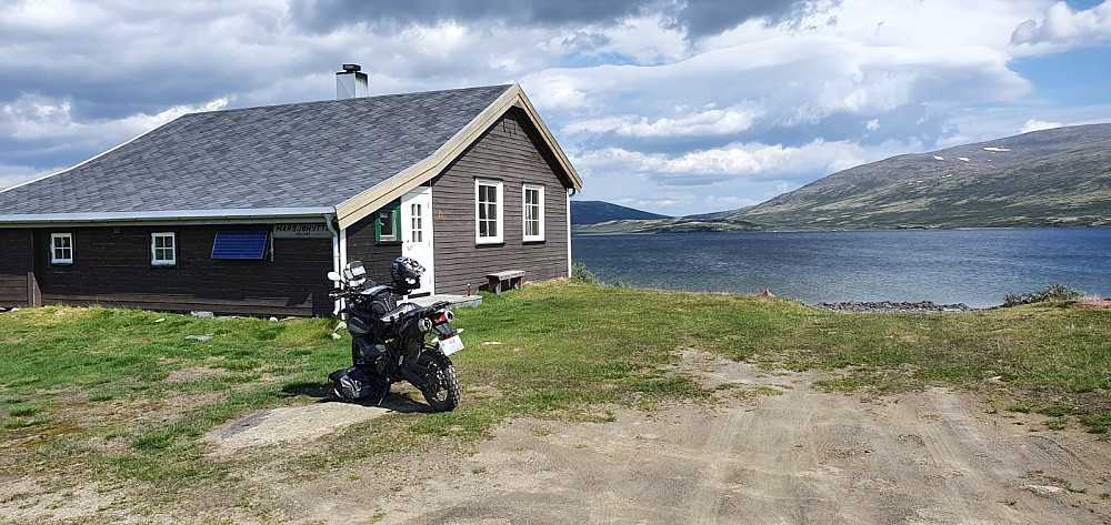 Fint inne ved Melsjøen og det var godt å komme litt i le for vinden