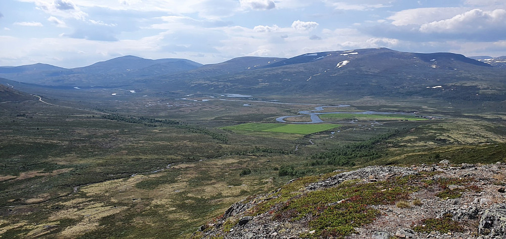 Ned mot Einunndalen hvor elva ser ut til å egne seg for padling