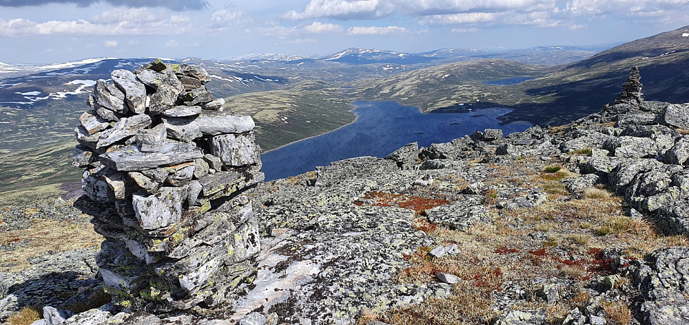 Toppvarden på Ruphuskampen og ned på Marsjøen. Som man ser på vannet, blåste det kraftig i dag