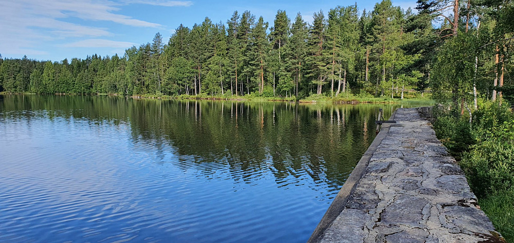 Det ble en liten pause ved demningen ved Langvann. Nå var den hardeste stigningen lagt bak meg, og det var bare å tråkke på inn mot Barlinhøgda