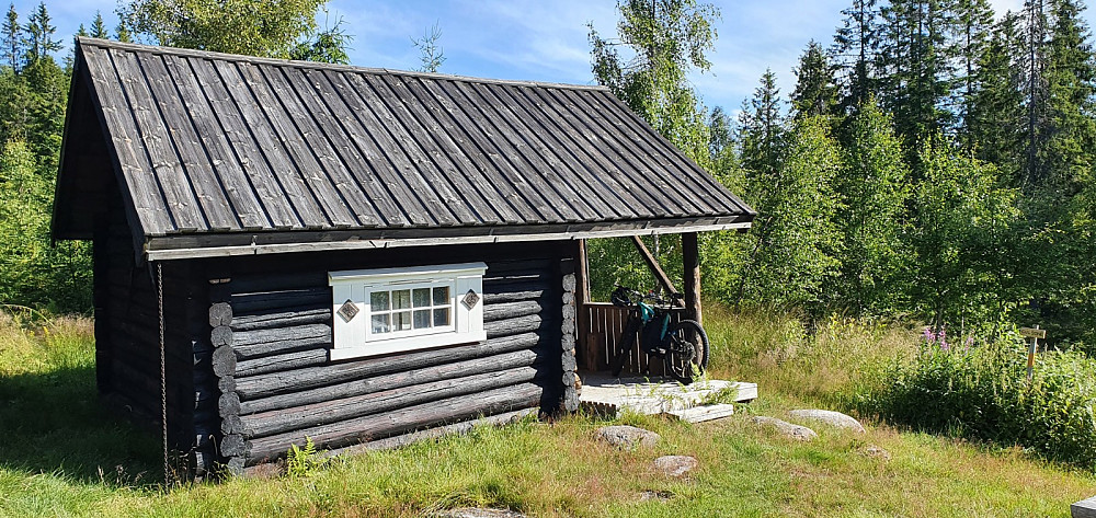 Jeg kunne sykle på gruset sti inn til denne hytta, men herfra bar det til fots uten sti, til toppen av Barlinhøgda