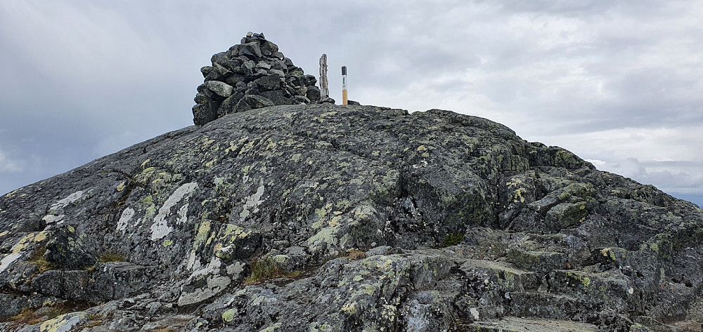 Toppvarden og en svart stolpe som står her oppe i sommer