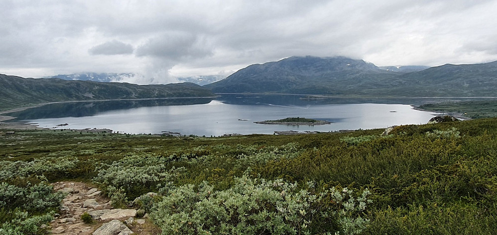 Tilbakeblikk ned på Vavaten, hvor en enslig båt var ute på tur, Såta i bakgrunnen med en tåkedott over toppen