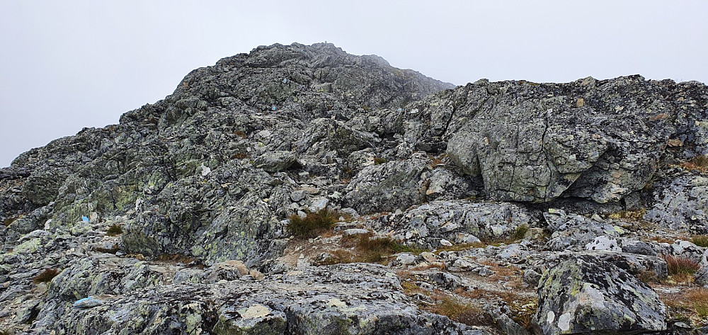 Markant rygg bort mot toppen