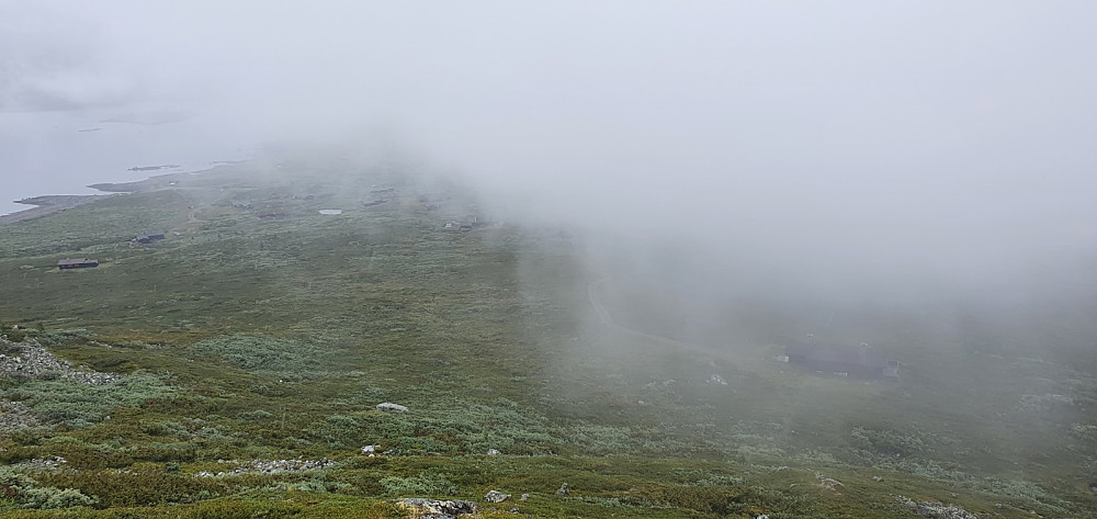 Tilbakeblikk ned på en ny tåkedott som kom sigene inn på fjellet