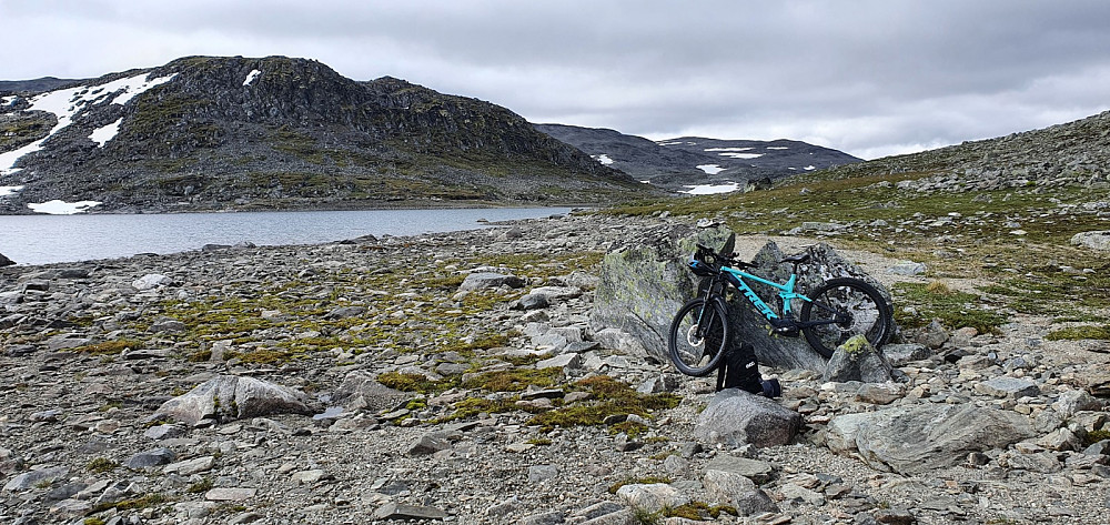 Jeg syklet noen hundre meter langs vannet før jeg parkerte sykkelen. Her med demningen i bakgrunnen