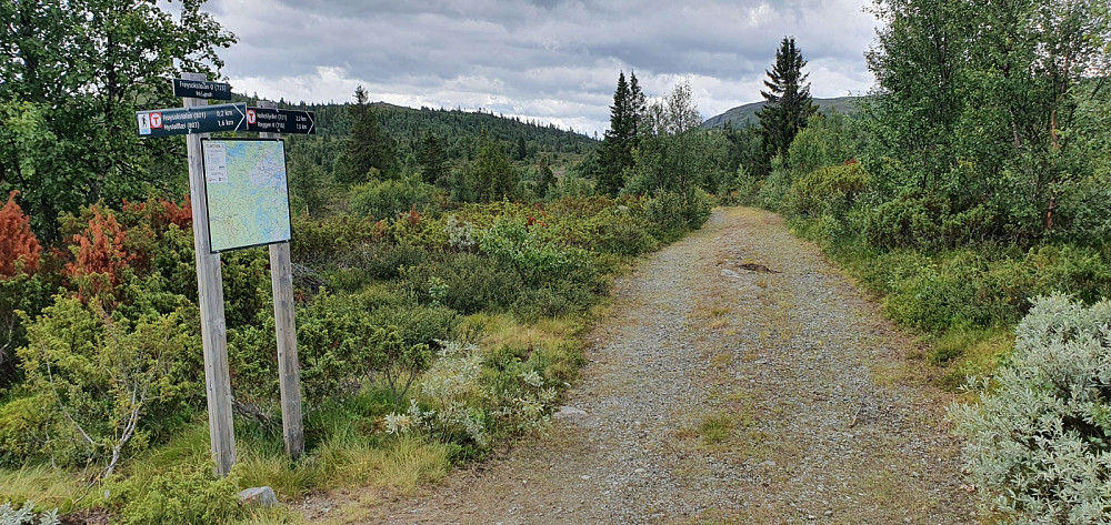 Skilt og kart ved stistart