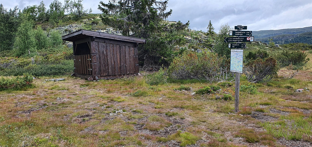 Et stykke inn stod denne gapahuken