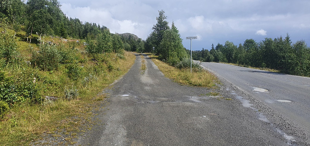 Jeg startet til fots opp veien, men burde tatt sykkelen og fulgt denne veien opp på fjellet, og syklet helt opp på toppen