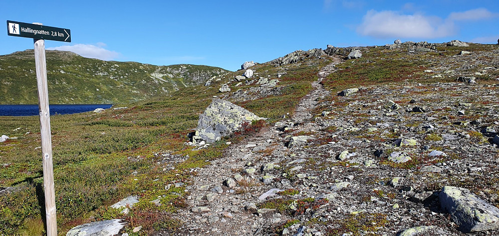 Skilt i stikryss lengre opp, hvor jeg gikk til høyre opp en fjellrygg. Senere kom jeg ned stien jeg kunne valgt til venstre