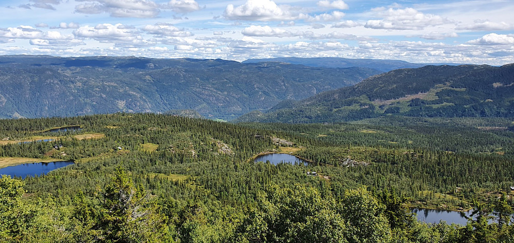 Fra et utkikkspunkt og ned mot dalen
