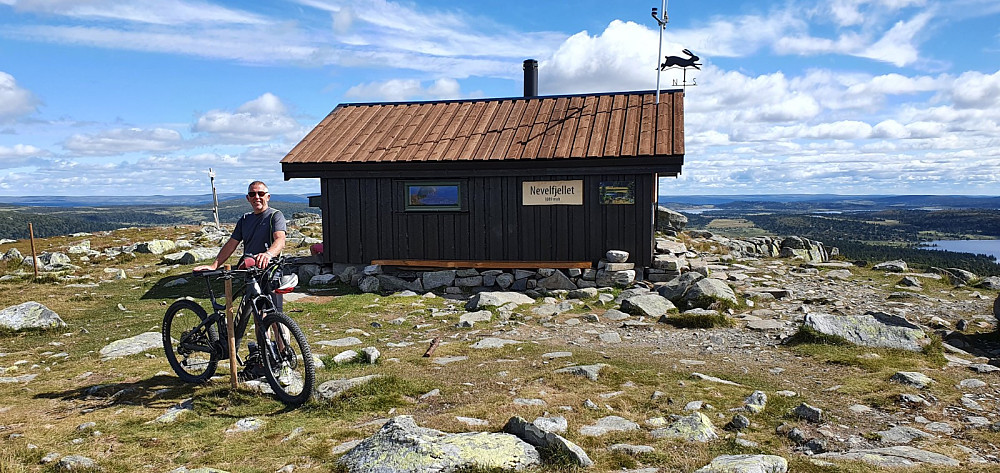 TMT foran hytta på Nevelfjell
