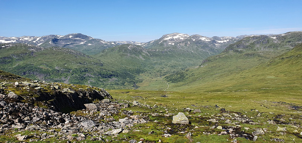 Tilbakeblikk ned mot dalen et stykke opp skaret