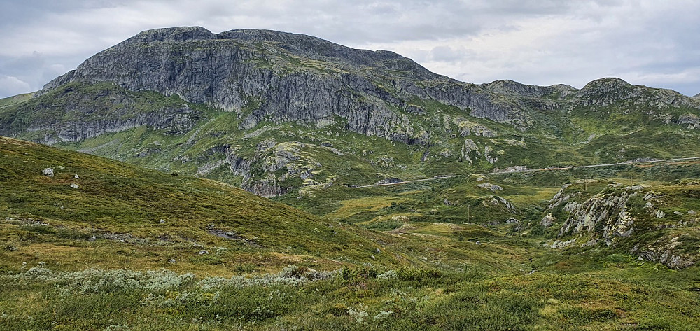 Utsikt mot Stølsnøse og parkeringsplassen hvor bilen står