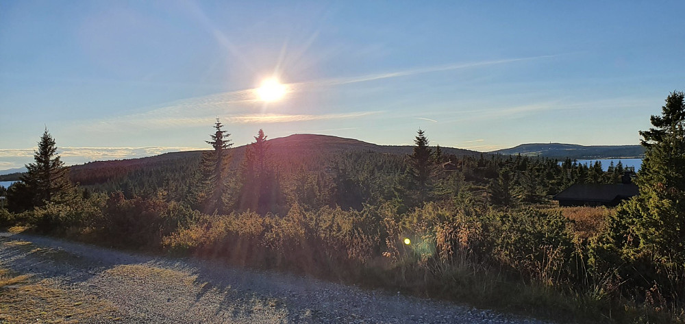 Sola sto lavt og jeg syklet rett mot den opp fjellet, så det var vondt å se riktig sporvalg opp stien