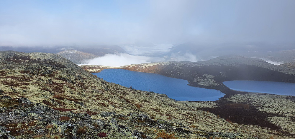 Oppe på Hårrtjønnhøe hadde jeg utsikt opp mot Dovre som var delvis dekket av tåke