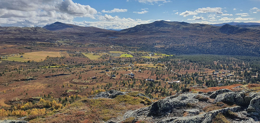 Fra toppen av Vardhøe og ned på Høvringen. I bakgrunnen er Formokampen og Karihaugen 