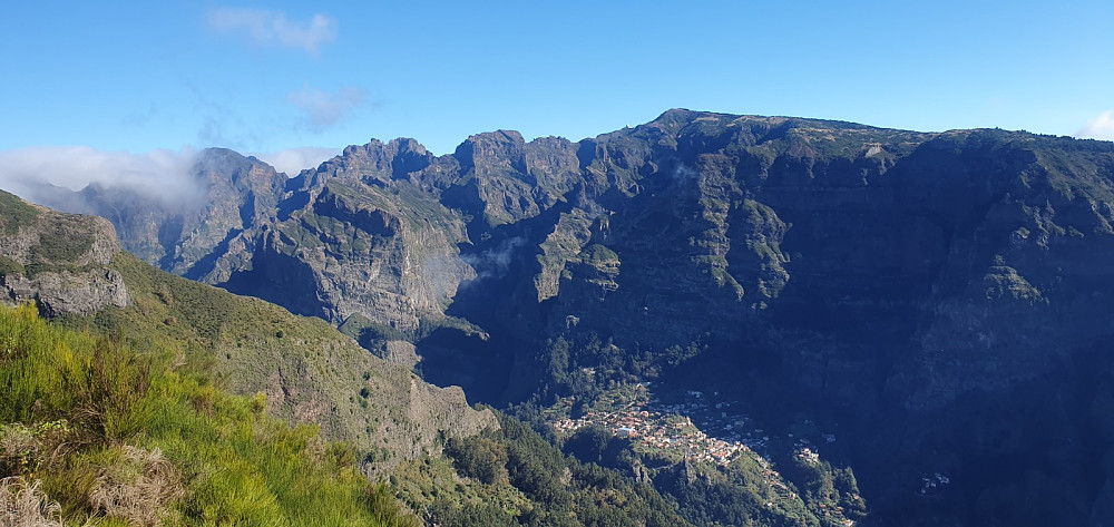 Utsikt over Nonnenes dal og mot Pico do Areiro hvor man kan gå den mest spektakulære stien til Pico Ruivo