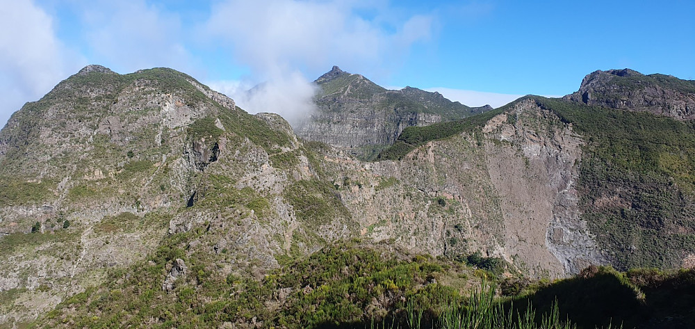 Skyene var på tur innover fjellet, og her her Pico Grande delvis dekket av tåke