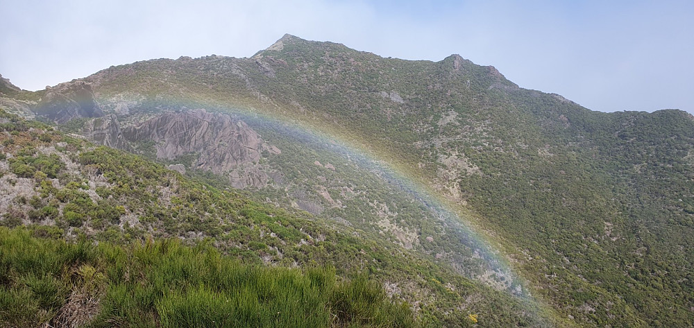 Vi tok matpause litt nedenfor toppen, og her var det en regnbue, med Pico do Cerco i bakgrunnen