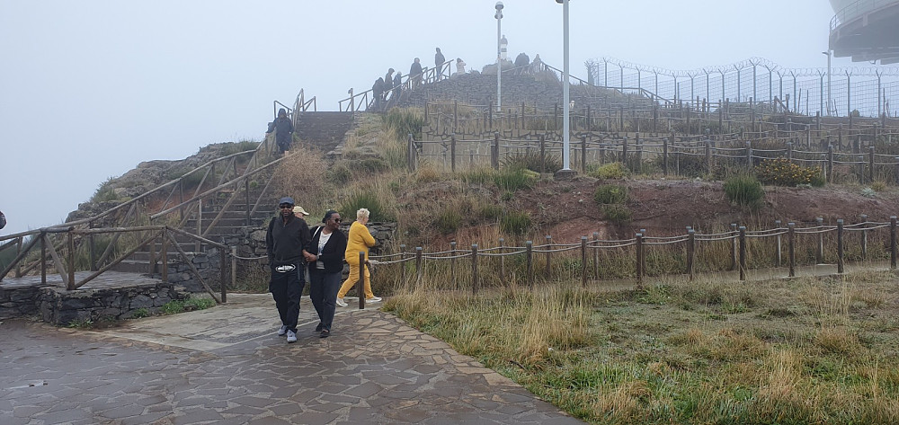 Det var tåke, yr og en kald vind på toppen av Pico do Areiro, men det var noen andre turgåere der, så jeg bestemte meg for å gå av gårde