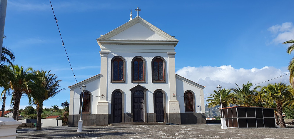 Det lå en stor kirke på neste topp