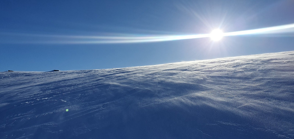 Oppe på fjellet tok vinden bra og snøen drev bortover terrenget