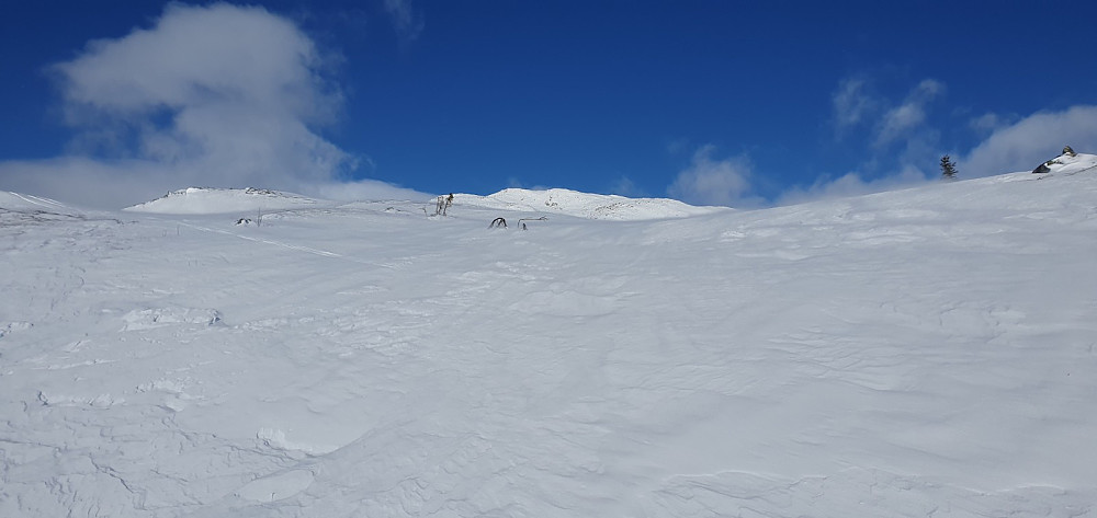 Her fikk jeg fri sikt opp på toppen, og vinden var nå frisk