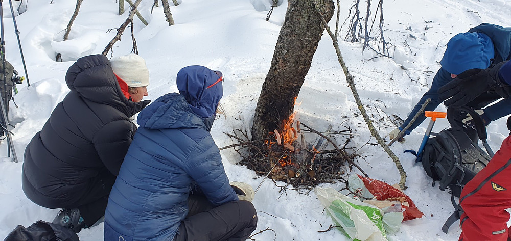 På returen ble det bål med pølsegrilling og kos. God å få varm mat i kroppen etter kalde forhold oppe på fjellet