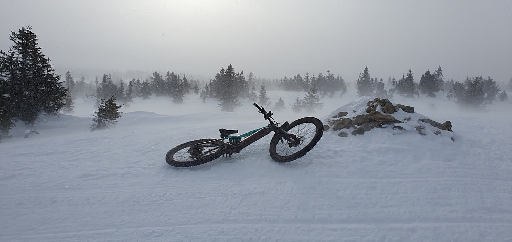 I løypa opp skogen var det lite vind og det gikk greit å sykle. Oppe på fjellet var det imidlertid helt andre forhold, og det begynte å snø, og det var tidvis vanskelig å se scootersporet, så det ble en del trilling av sykkelen