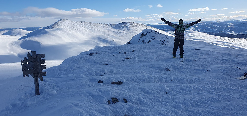 NEO på toppen av Gravdalsfjellet og med Gråhøa i bakgrunnen. 