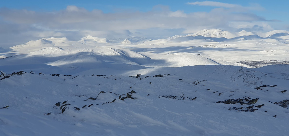 Sola skinte på stor toppene i Rondane