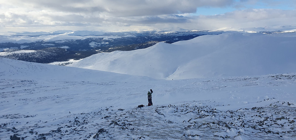 Da var det å ta av fellene og starte aketuren ned igjen fra fjellet. Som bildet viser var det lite snø på selve toppen, og de siste hundre meterne opp gikk til fots.