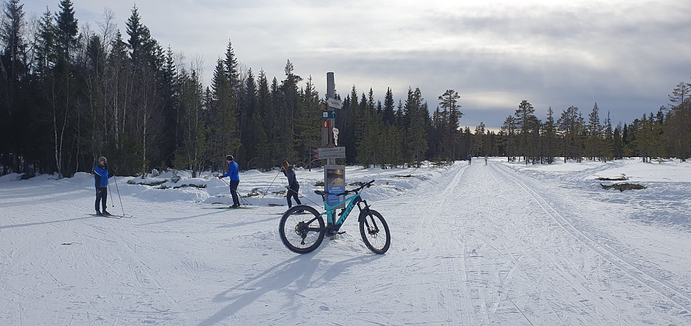 Det ble en rask stopp i løypekrysset på Sagmyra. Mye folk ute på ski i dag, men skyene tetnet til utover dagen