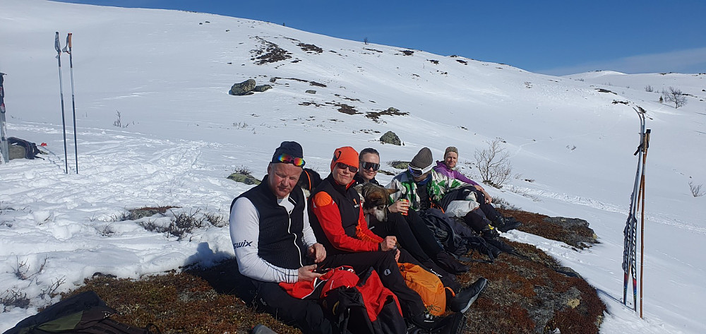 Det ble matpause på en barflekk ovenfor Svarttjønnholet.Fra venstre FAH, LMK, HMH, NEO og GO
