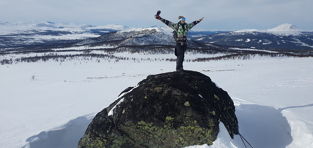NEO på Trollsteinen med Snubbhøa i bakgrunnen