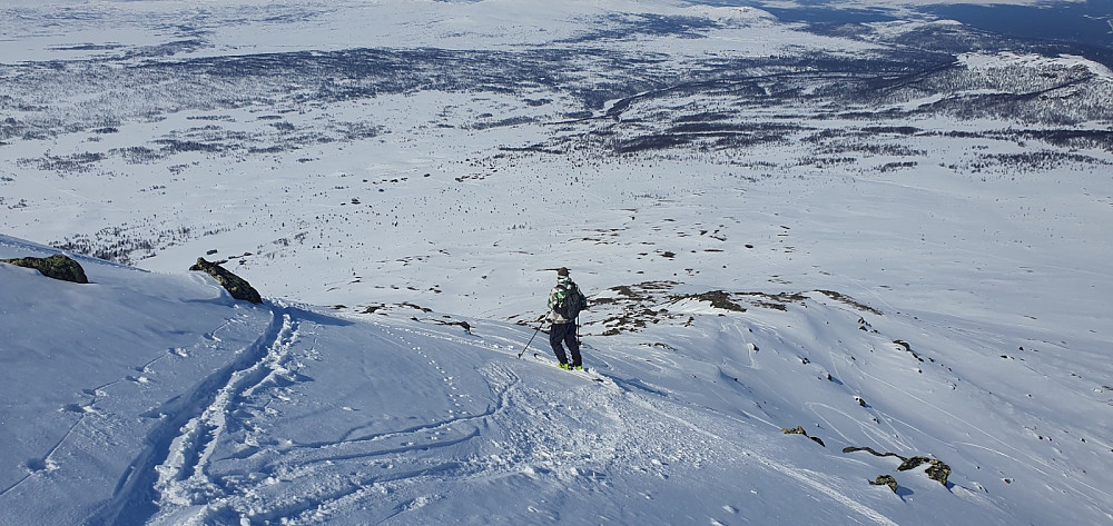 Da er vi på tur ned fjellsiden, hvor vi lengre ned ser sporene våre fra i går.